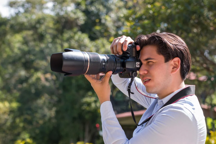 Фотограф Професионален фотограф снима с фотоапарат