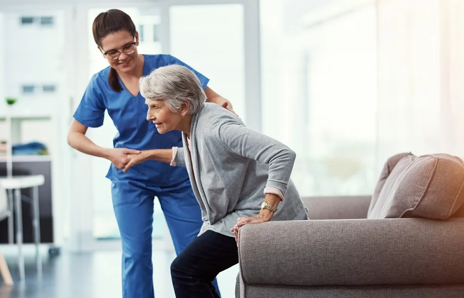 Гледане на възрастни хора Болногледач помага на възрастен човек